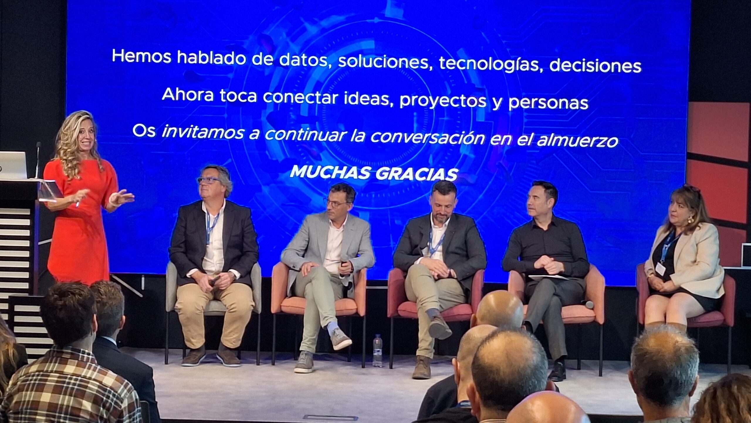 Mesa redonda con clientes en el evento IA Copilot datos y agentes Bilbao
